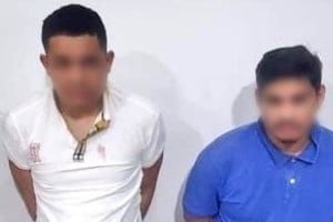 Las autoridades presentaron una fotografía de los dos sospechosos, sin que se puedan identificar sus rostros.