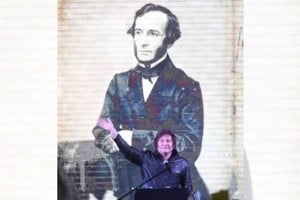 La figura de Juan Bautista Alberdi sirve de trasfondo y respaldo a Javier Milei en una de sus presentaciones de campaña. El actual presidente cita al autor de las "Bases" (1852) con frecuencia y con términos elogiosos.