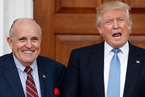 Rudy Giuliani junto a Donald Trump en épocas mejores. El ex alcalde de Nueva York supo sumarse al equipo legal del entonces titular de la Casa Blanca en 2018.