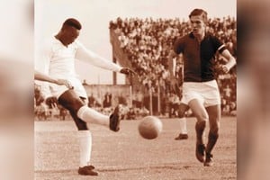ELLITORAL_300971 |  Archivo El Litoral Remata Pelé ante la marca del Beto Poncio, una de las grandes figuras en aquella tarde inolvidable en la historia sabalera.