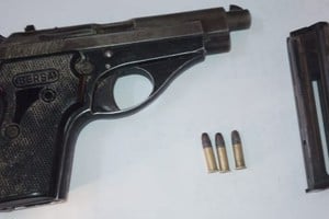 Las armas secuestradas; una pistola calibre 22 y una Glock.
