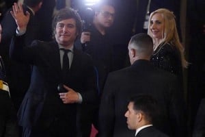 El presidente llegó al teatro acompañado por su hermana y secretaria general de la Presidencia, Karina Milei.