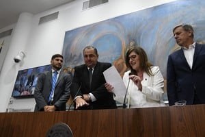 Jura. Adriana Molina tomó la jura de Juan Pablo Poletti, secundado por el saliente Emilio Jatón y el gobernador electo, Maximiliano Pullaro.

Mauricio Garín.