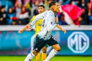 Letal. Paolo Guerrero marcó dos de los tres goles con los que Lia de Quito superó a Defensa y Justicia en Ecuador.