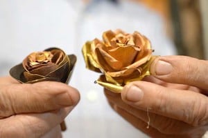 Ejemplos de las rosas que el artista forja junto a su equipo con fines benéficos. Foto: Fernando Nicola
