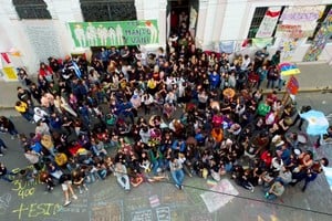 En la escuela provincial de artes visuales se realizó una intervención de la fachada del histórico edificio en conmemoración por los 40 años de democracia.