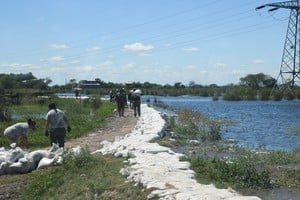 En el sector de La Vuelta del Paraguayo colocaron bolsas de contención para evitar que el agua entre. Pero ya hay al menos 15 familias evacuadas. Flavio Raina