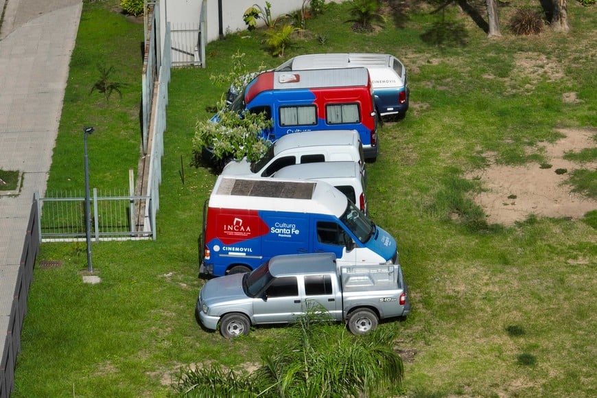 En el estacionamiento detrás de Casa Gris se encuentran estos vehículos del ministerio de Cultura, según indicaron a El Litoral, están fuera de servicio. Foto: Fernando Nicola