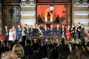 El gabinete en pleno, al filo de la medianoche.