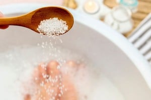 El tratamiento de agua tibia con sal gruesa es una solución milenaria