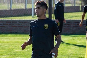 La pesadilla del pibe. Por ahora, el sueño de Brian Guille de jugar "en el campeón de la ciudad" deberá esperar. El pibe de Olimpo, que tenía todo acordado con los sabaleros, seguirá por ahora jugando en el ascenso.