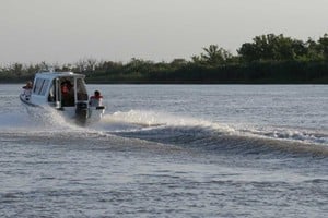 Por agua. Al lugar sólo se llega embarcado, tras una hora de viaje en la lancha, con un paisaje encantador. Crédito: Gobierno Provincial