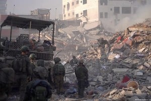 Destrucción total. Soldados de las Fuerzas de Defensa de Israel (FDI) patrullan en medio de edificios en escombros, luego de bombardear sectores identificados como objetivos de Hamás en la Ciudad de Gaza.  FDI / Agencia DW