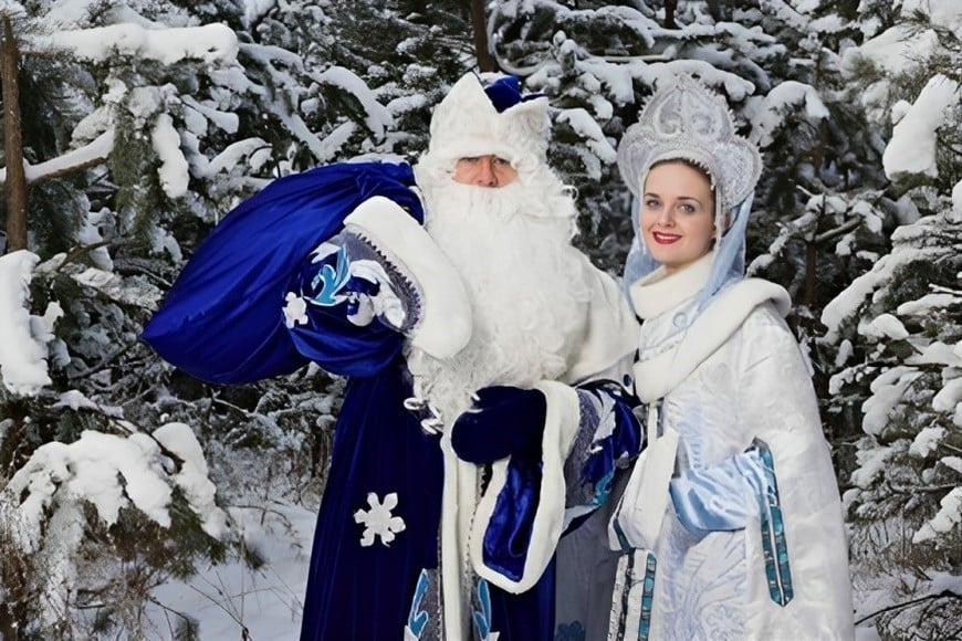 Ded Moroz junto a su bella nieta Snegúrochka, la Doncella de la Nieve.
