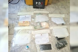 Parte del material estupefaciente y el dinero que fue secuestrado durante el allanamiento.