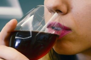 El dolor de cabeza después de tomar vino puede deberse a diversos factores.