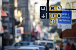 En horario diurno, los colectivos urbanos están restringidos en un 75%; en el nocturno, suspendido desde las 21.30. Pablo Aguirre