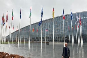 Bryan J. Mayer, corresponsal de El Litoral, en el cuartel general de la OTAN, que se ubica en Bélgica.
