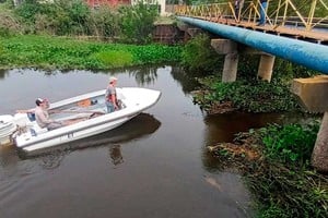 Con lanchas, Aguas Santafesinas SA trabaja a diario en el despeje de los caños.