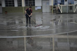 En el comienzo de la jornada electoral, la tormenta y la lluvia causaron problemas en ciertos establecimientos.  Crédito: Flavio Raina.