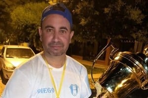 Diego Vázquez con el trofeo de campeón 2022 de Liga Galvense con 9 de Julio de Arocena.