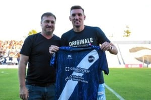El arquero recibió una camiseta por parte del presidente de la entidad rafaelina, Adrián Zenklusen.