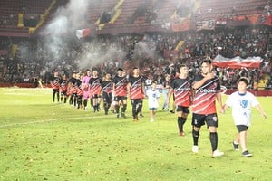 Los niños, felices. Primero el juego de los más chicos y luego el ingreso con los mayores. Los pibes le pusieron color a una noche inolvidable. Crédito: Manuel Fabatía