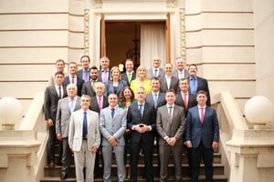 Electos y reelectos. Los senadores de los 19 departamentos, junto a la vicegobernadora Gisela Scaglia y su antecesora Alejandra Rodenas. También, los ministros de Obras Públicas, Lisandro Enrico y de Gobierno, Fabián Bastia.