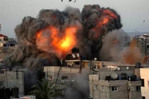 Edificios bombardeados y destruidos. Una verdadera "postal" de estos cien días de guerra en la Franja de Gaza: el ataque de las Fuerzas de Defensa de Israel a objetivos de Hamás en territorio gazatí.