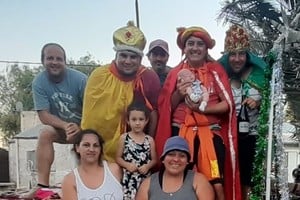Familias enteras compartiendo el paseo de los Reyes, aquí junto al presidente comunal Gabriel Vinderola. Crédito: Comuna de Larrechea