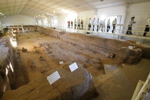 Patrimonio. Uno de los elementos que impacta a los visitantes es la presentación museográfica que replica las sepulturas de los vecinos y religiosos que allí fueron enterrados.

Pablo Aguirre (Archivo).