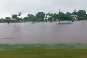 Calles y terrenos anegados por la caída de una intensa lluvia.