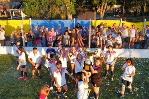 Con la copa: Sana Paula, sus jugadoras, cuerpo técnico e hinchada festejan el histórico logro.