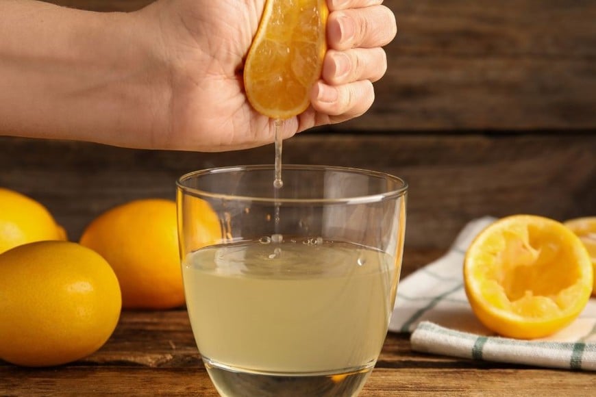 El aumento de la hidratación que proporciona el agua con limón mejora la hidratación celular.