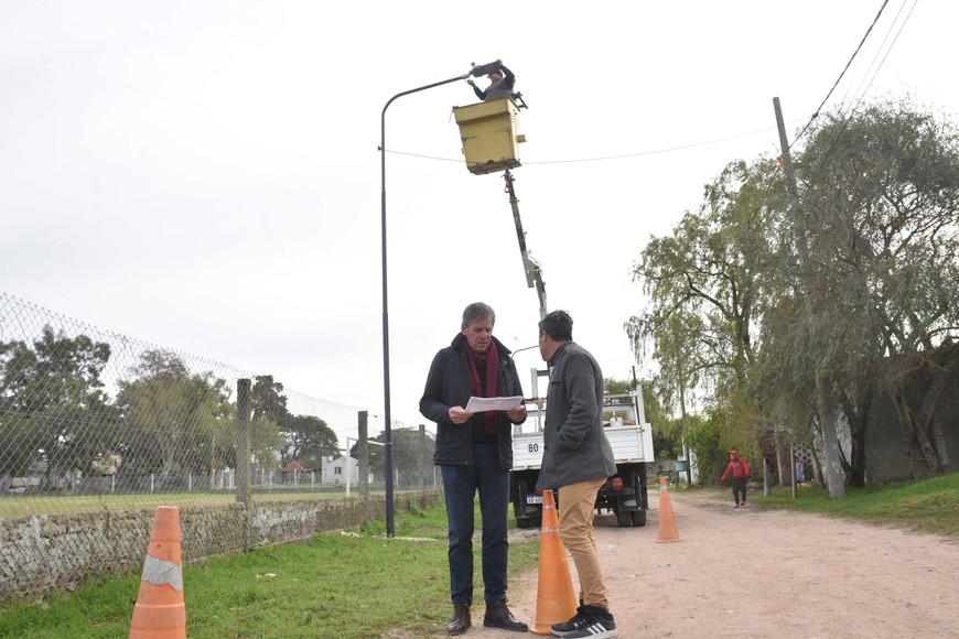 El intendente Emilio Jatón supervisa los trabajos de instalación de nuevas luminarias led en el barrio la Vuelta del Paraguayo. Foto: Flavio Raina