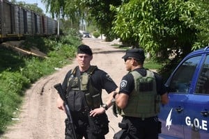 A raíz de los numerosos saqueos sufridos por trenes en barrio Santa Rosa de Lima, la policía dispuso una custodia especial. Crédito: Archivo El Litoral.