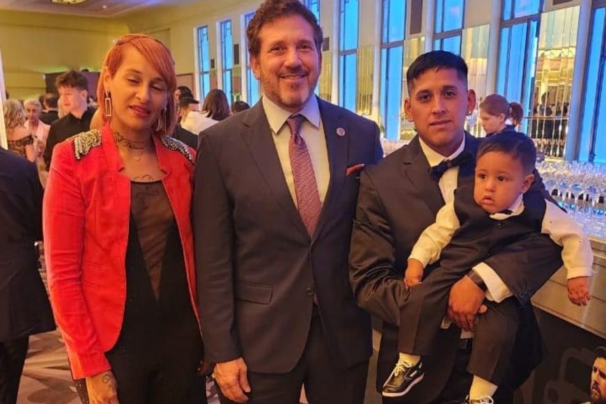 El presidente de la Conmebol, Alejandro Domínguez, junto al hincha de Colón por el premio.