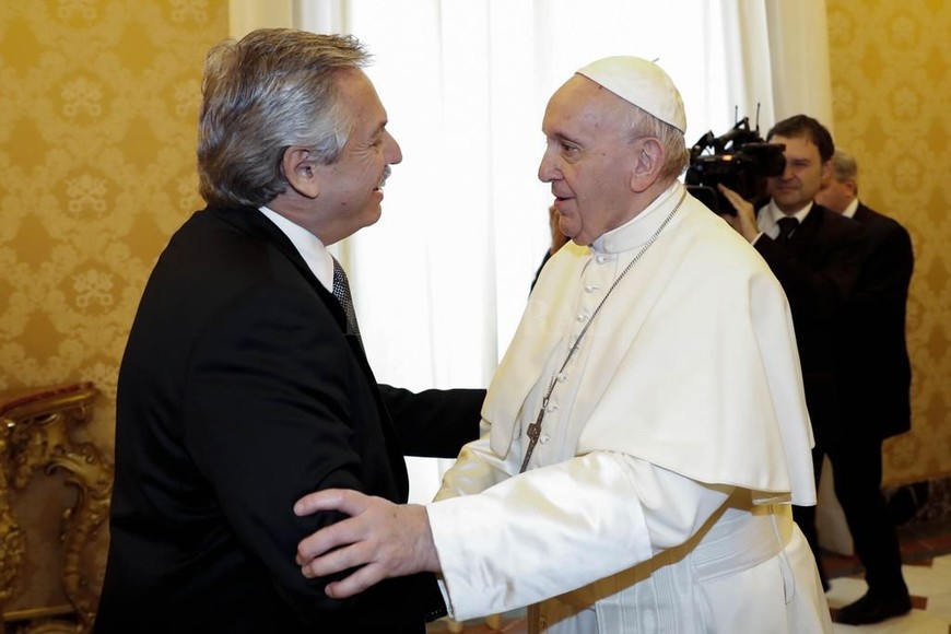 ELLITORAL_329155 |  Archivo El Litoral El presidente Alberto Fernández junto al papa Francisco se saludan antes de la reunión privada que sostuvieron en la Biblioteca del Palacio Apostólico del Vaticano en enero pasado.